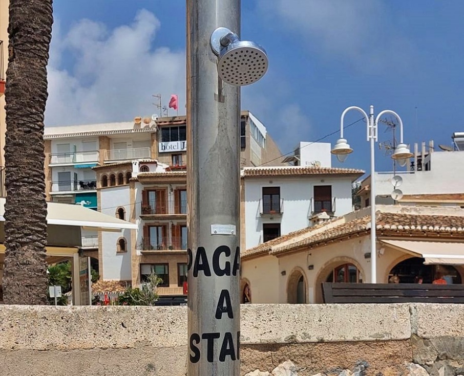 Ducha de pago en la playa de La Grava en X&agrave;bia