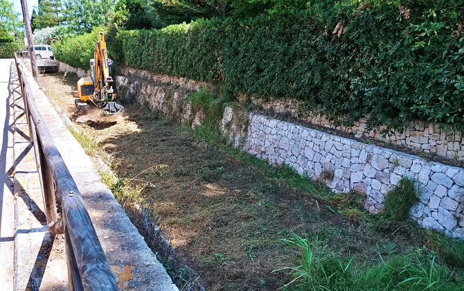 Los operarios limpian los barrancos de X&agrave;bia