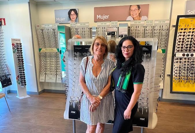 Christa Wippler junto a Maria Georgieva, en Specsavers &Oacute;pticas J&aacute;vea.