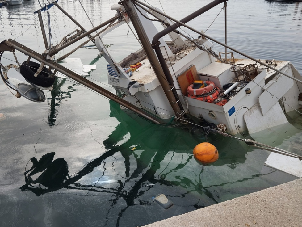 El barco semihundido en el muelle pesquero de X&agrave;bia