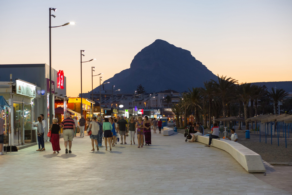 'Cine Vora la Mar' regresa este verano para llenar de cine familiar las noches del Arenal de Xàbia
