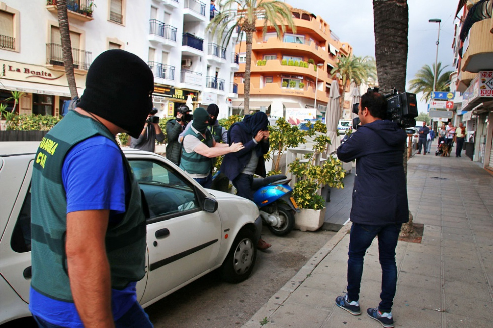 Imagen de archivo: El asesino de Alina Mocanu en el momento de ser trasladado a la oficina donde sucedi&oacute; el crimen para la reconstrucci&oacute;n de los hechos