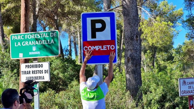 A las 9.30 horas se suele colgar el cartel de completo en la cala de la Granadella en X&agrave;bia