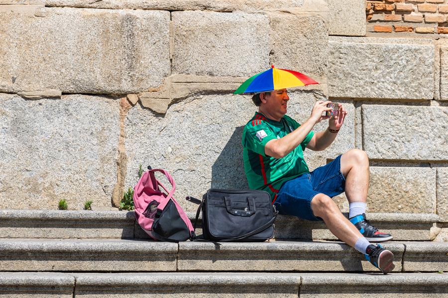 Un hombre se protege del calor con un "sombrero sombrilla". EFE/&Aacute;ngeles Visd&oacute;mine
