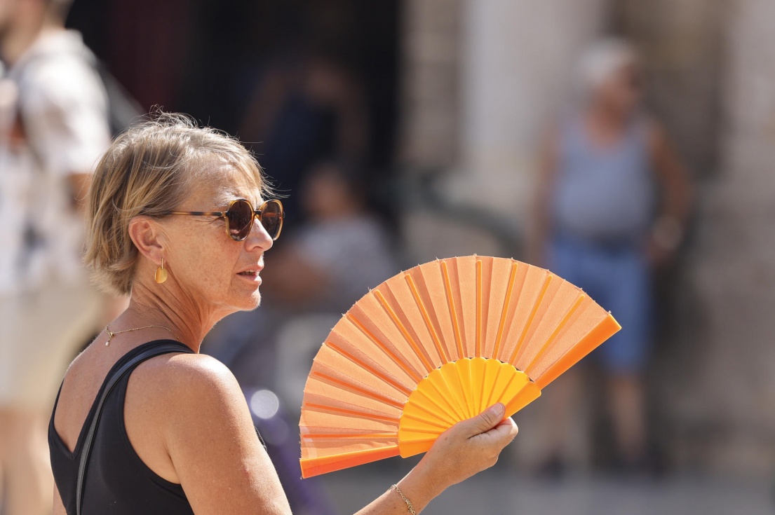 En la imagen, una mujer trata de paliar el calor este viernes usando un abanico en entro de la ciudad deVal&egrave;ncia. EFE/Ana Escobar