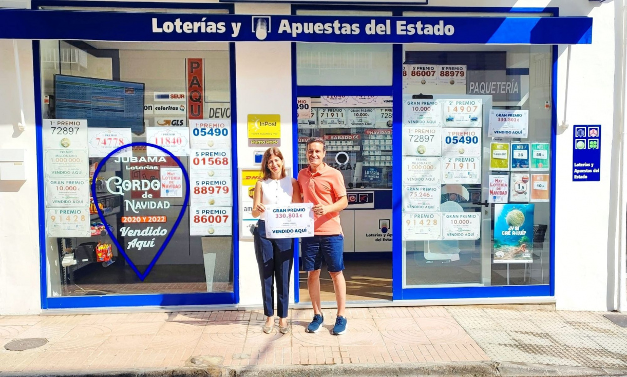 Paula y Víctor, propietarios de la Administración de Lotería Jubama de Xàbia