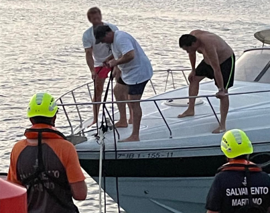 Salvamento Marítimo remolca hasta el puerto de Xàbia una embarcación averiada con tres personas a bordo