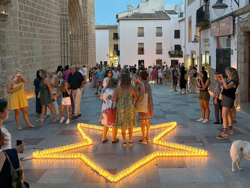 La Nit de Sant Bertomeu volverá a iluminar el Centro Histórico de Xàbia con 16.000 velas