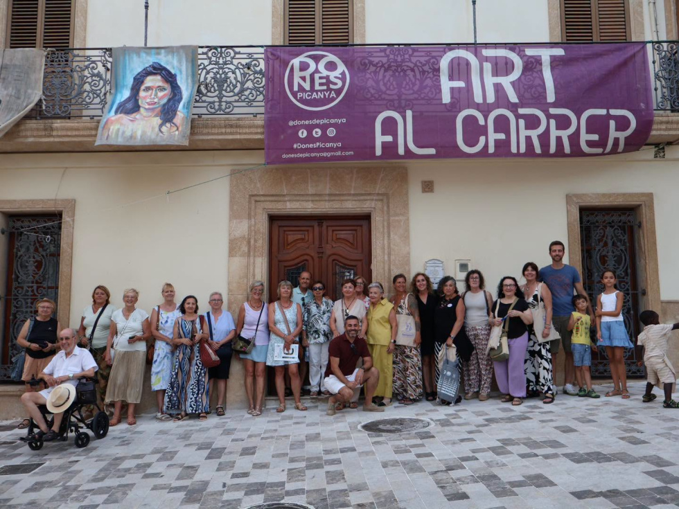 Benitatxell inaugura ‘Art al carrer’ con 101 obras feministas y abre el II Festival ‘Literatura a la fresca’
