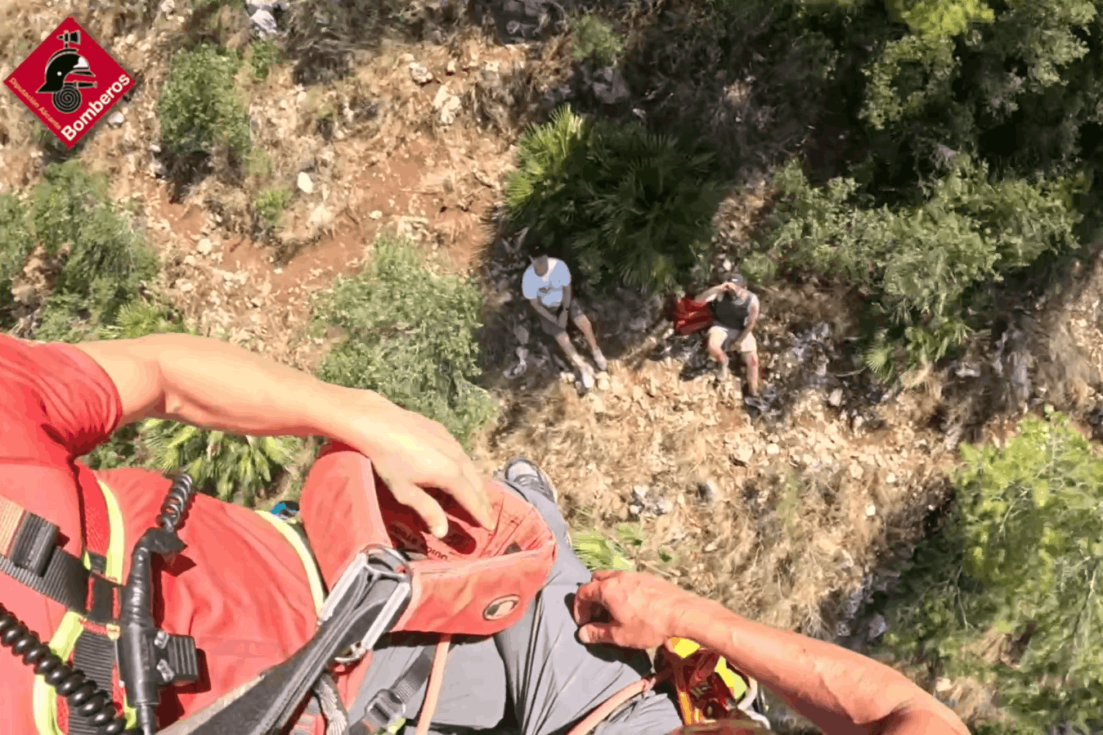 Rescatan en helicóptero a dos senderistas deshidratados en el Montgó