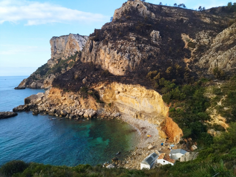 Rescatan a un joven de 21 años herido en una pierna en Cala Llebeig