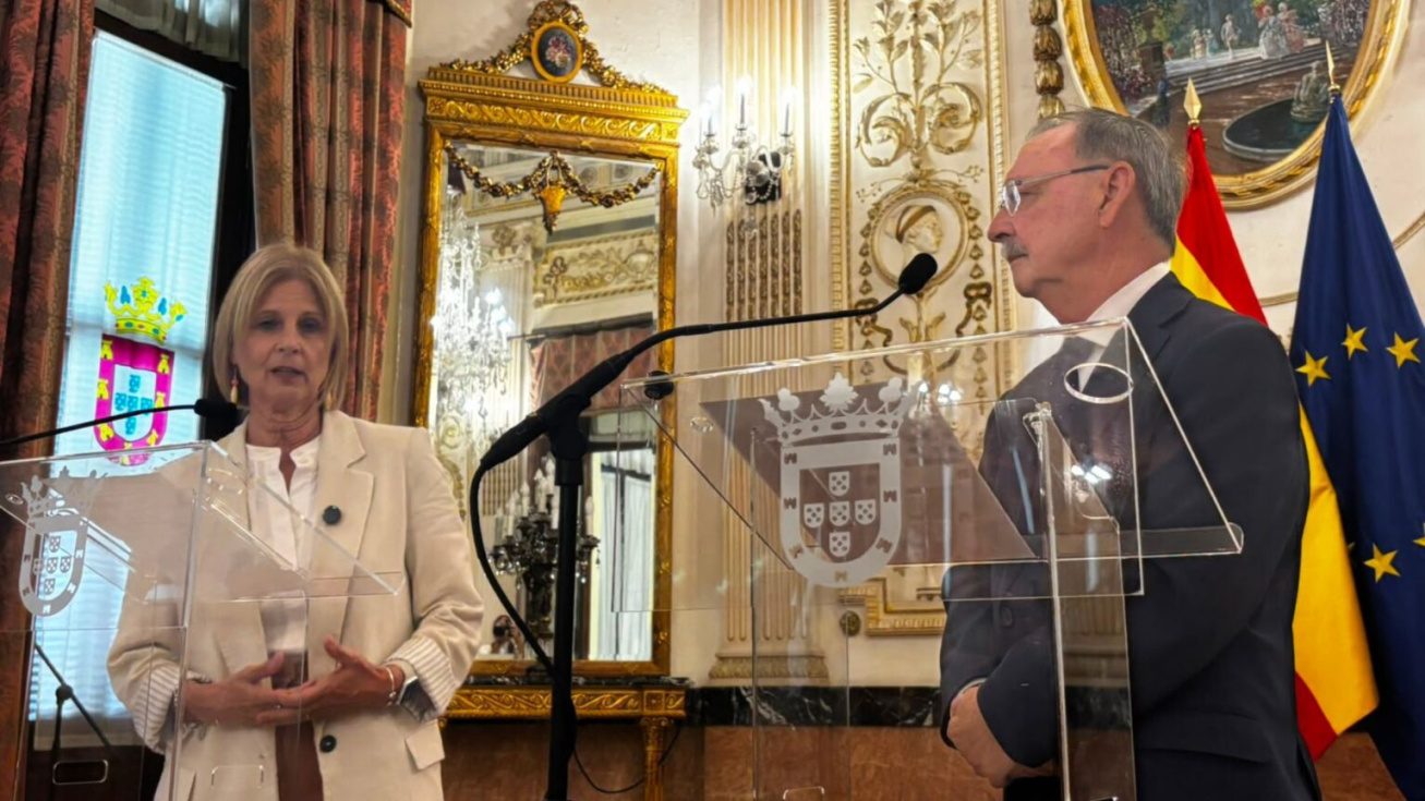 Mar&iacute;a Jos&eacute; Garc&iacute;a-Pelayo, presidenta de la FEMP, junto al presidente de la Ciudad Aut&oacute;noma de Ceuta, Juan Vivas, durante su encuentro en Ceuta. Imagen: FEMP