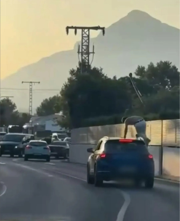 Denunciado en Xàbia por circular con una persona sobre el techo del coche