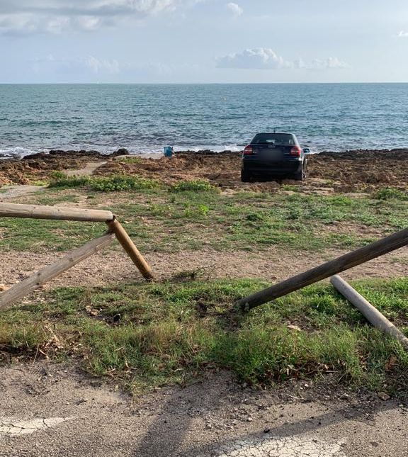 Un vehículo acaba en las rocas del Segundo Montañar de Xàbia