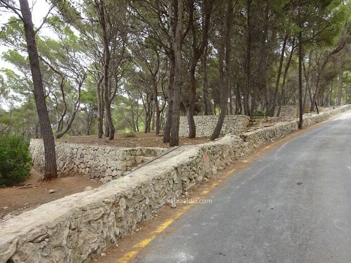 Parte del terreno de la familia Lambert que da acceso a la Cala del Franc&eacute;s