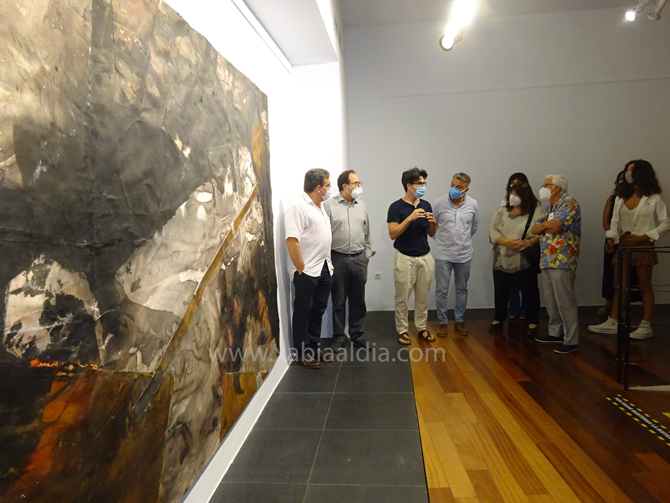 Archivo: Escriv&aacute; (camisa blanca por fuera), escucha las explicaciones del artista (su hijo) ante la presencia de Vicent Soler, el exalcalde, Jos&eacute; Chulvi (camisa azul)  y el cr&iacute;tico de arte, Tom&aacute;s Ruiz en septiembre de 2020