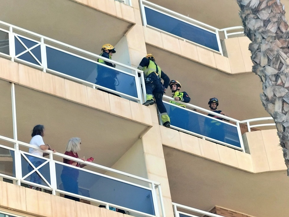 Los bomberos acceden por el balc&oacute;n / Imagen: Miguel &Aacute;ngel de Juan