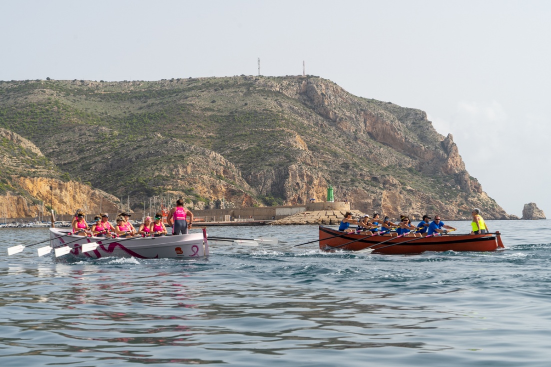 Equipos participantes en plena competici&oacute;n en mar abierto frente a la costa de J&aacute;vea.