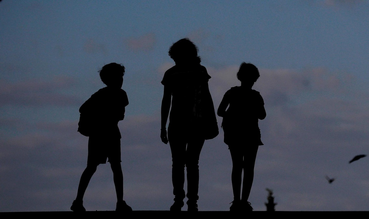 Imagen de archivo de una madre y sus hijos que se dirigen al colegio durante la ma&ntilde;ana del inicio de un curso escolar en la Comunitat Valenciana. EFE/ Kai F&ouml;rsterling