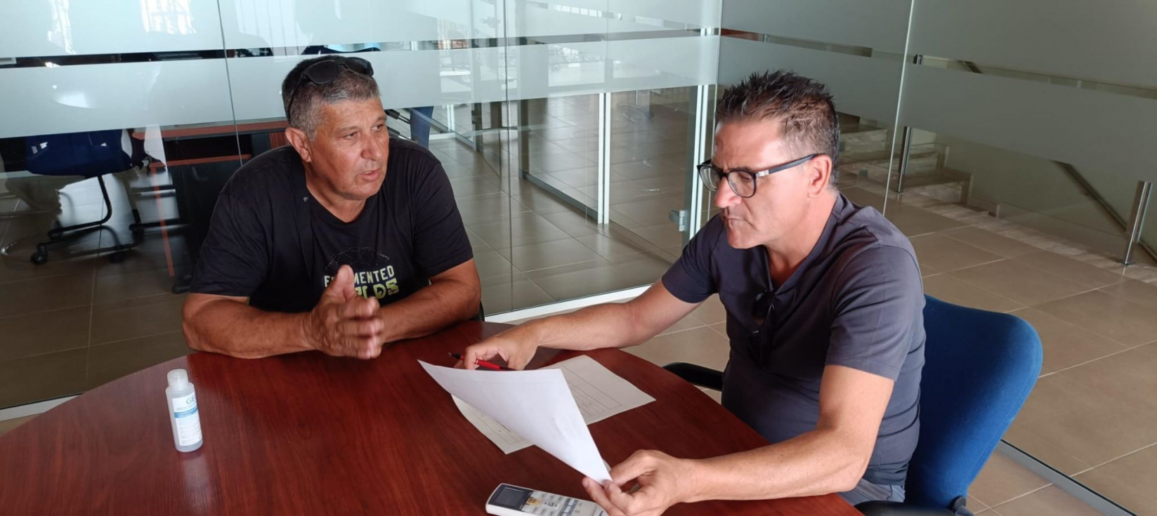 José Ramón González de Zárate, presidente del Consorci Mare, reunido con el concejal de Medio Ambiente de Alcalalí, Gustau Vicens