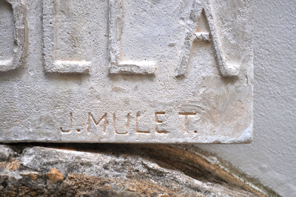 Detalle de la firma de Jaime Mulet en la placa del pintor Joaqu&iacute;n Sorolla (&copy; Museo Soler Blasco)