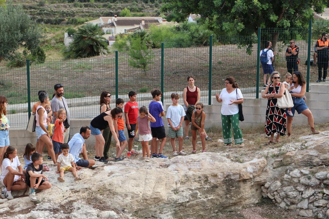 Benitatxell reabre la Cova de les Bruixes tras su remodelación con una jornada de arqueología en familia