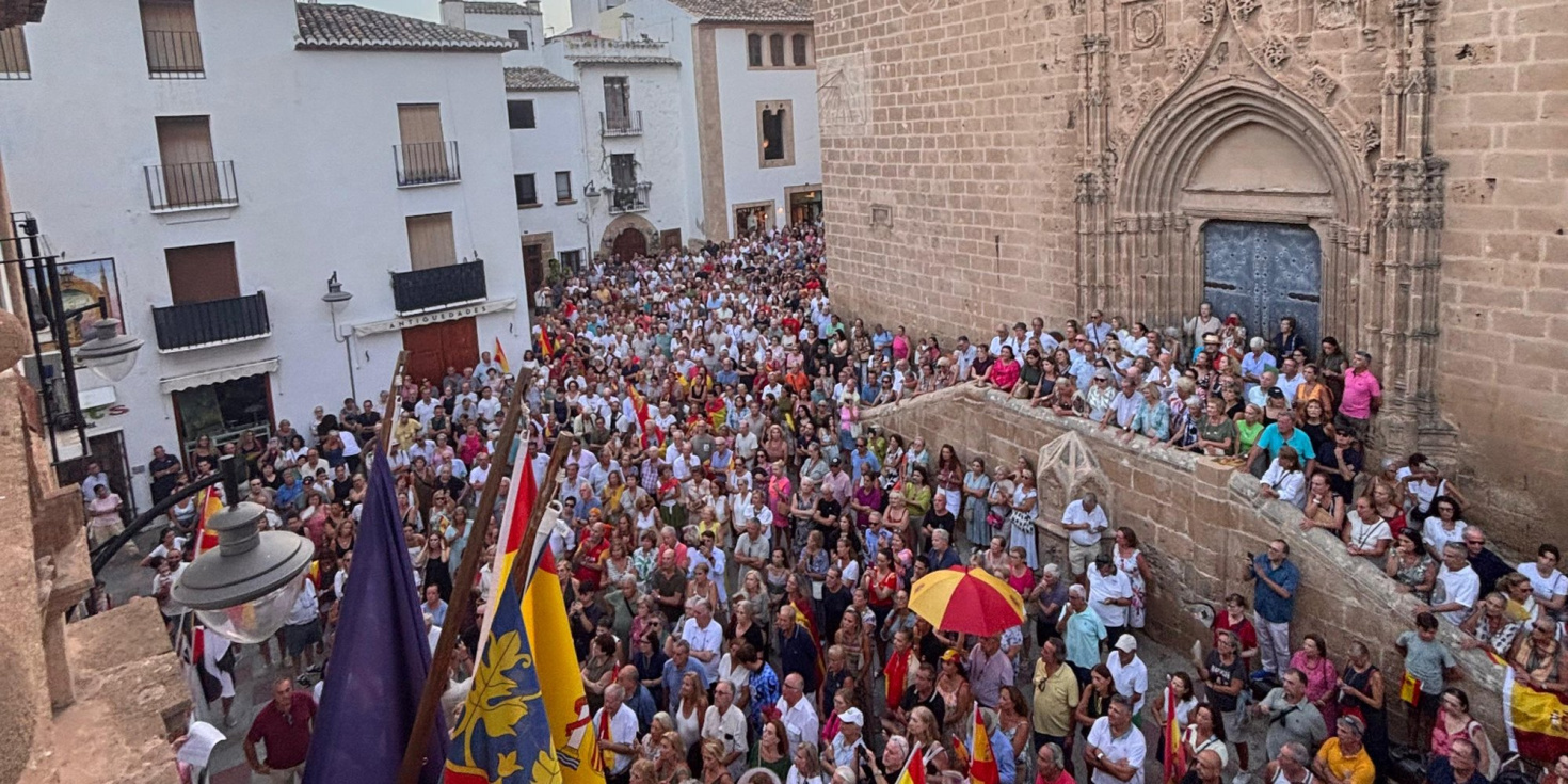 Xàbia se vuelca con Ceuta en una multitudinaria concentración que abarrota el entorno del Ayuntamiento