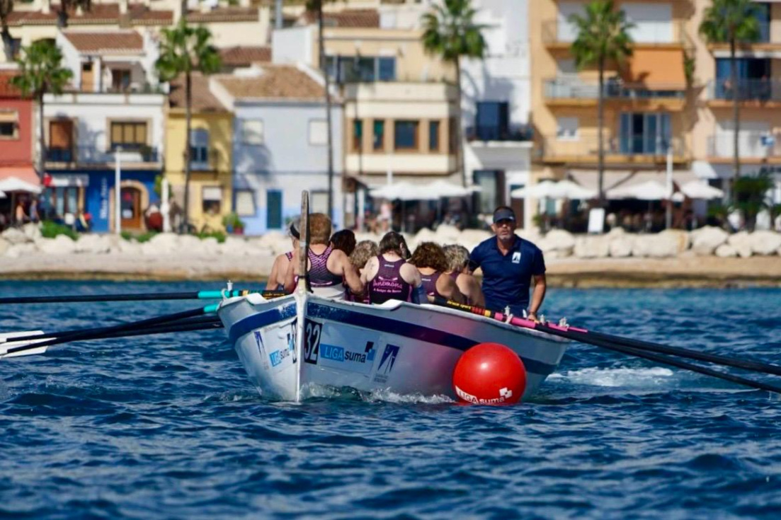 El remo se convierte en un gesto de solidaridad contra el cáncer de mama en Xàbia
