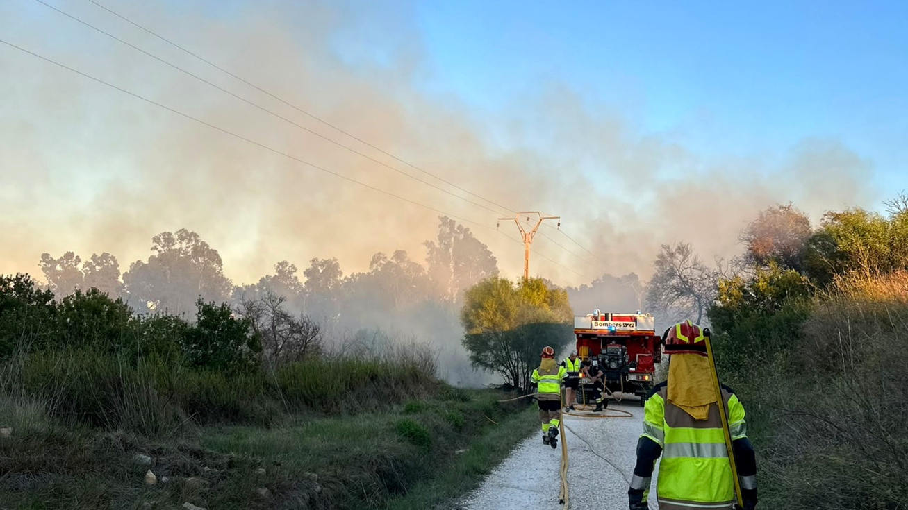 Un incendio en el Saladar de Xàbia obliga a desalojar el paintball y viviendas próximas