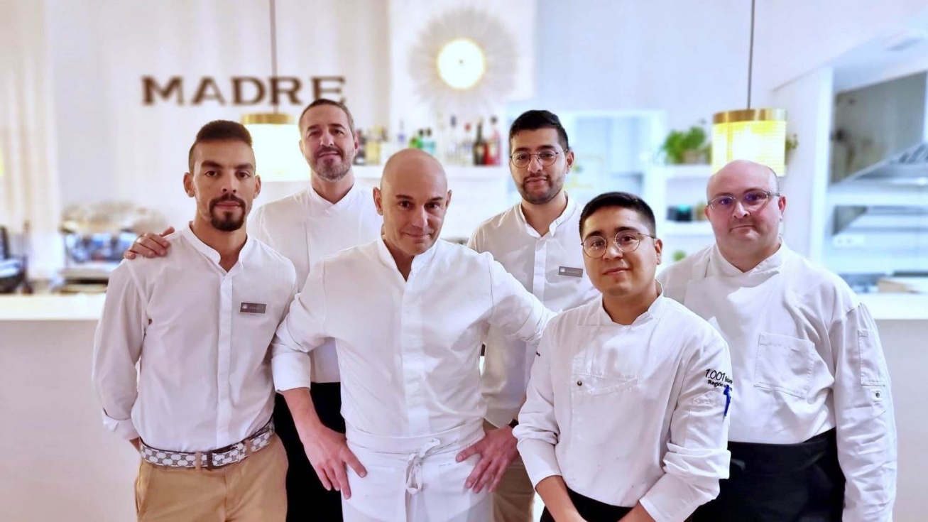Nazario Cano junto a su equipo en el restaurante Madre en Xàbia