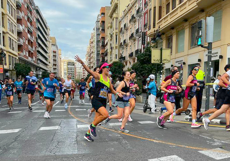 Cristina Monfort, mejor atleta femenina del Llebeig, sobrevuela el asfalto deVal&egrave;ncia en la Media Marat&oacute;n.