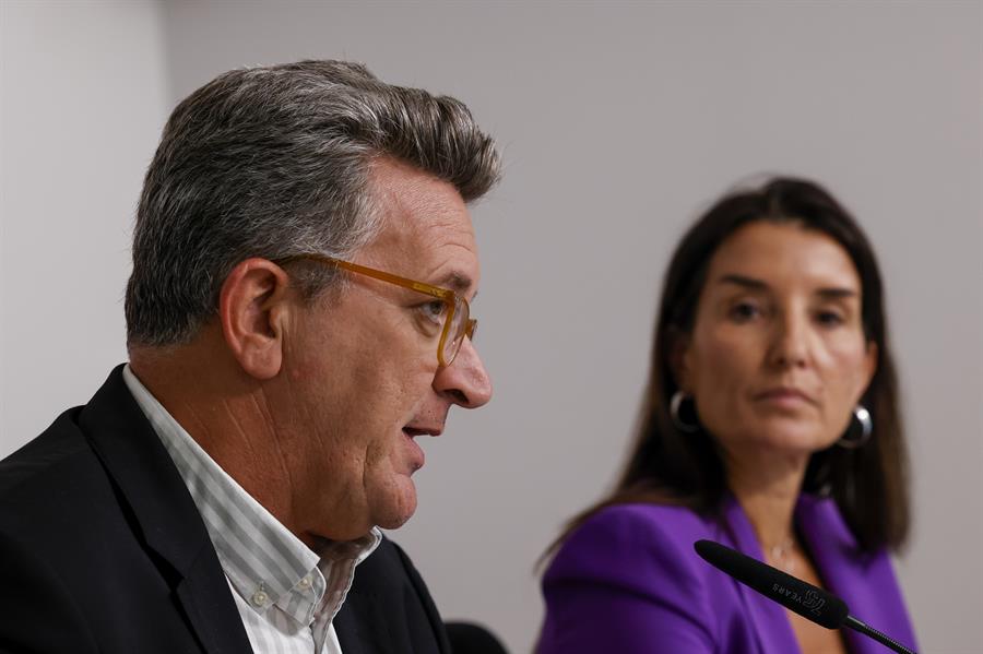 El conseller de Medio Ambiente, Infraestructuras y Territorio, Vicente Mart&iacute;nez, y Ruth Merino,  consellera de Hacienda, Econom&iacute;a y Administraci&oacute;n P&uacute;blica. EFE/Biel Ali&ntilde;o