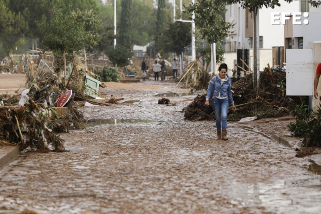 Una mujer camina entre el lodo acumulado por las intensas lluvias de la fuerte Dana, este mi&eacute;rcoles en Pica&ntilde;a (Valencia). EFE/Biel Ali&ntilde;o