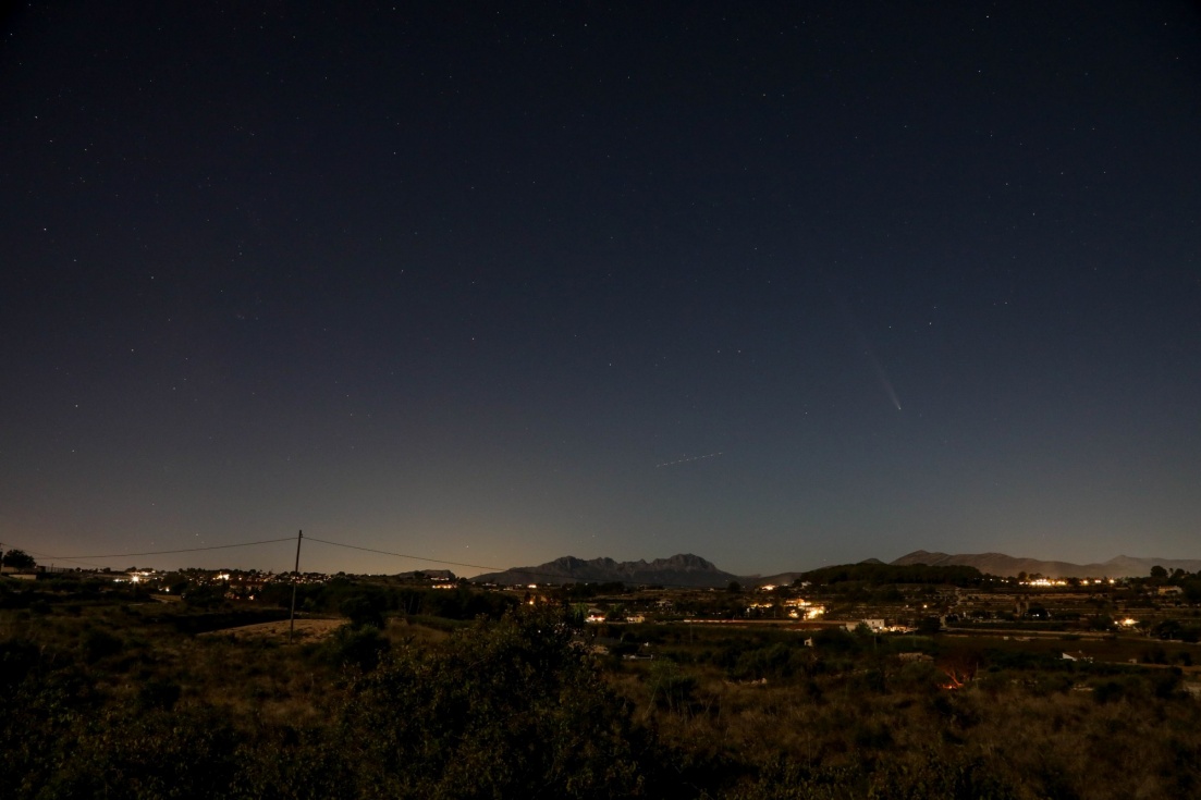 cometa C2023 A3 Tsuchinshan-ATLAS junto a los sat&eacute;lites Starlink