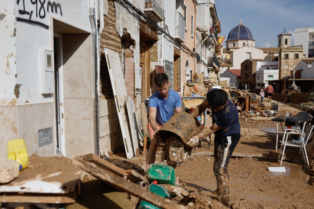 Vecinos de Chiva limpian sus hogares tras la DANA que asolado el sureste espa&ntilde;ol y ha causado m&aacute;s de un centenar de muertos, este jueves. EFE/ Kai F&ouml;rsterling