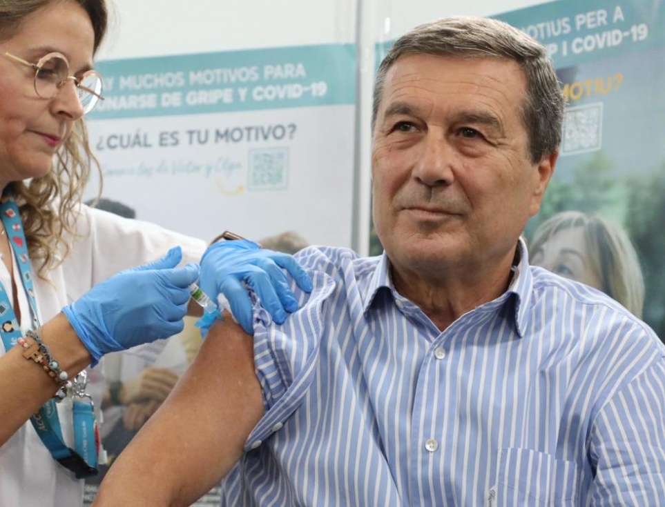 El conseller de Sanidad, Marciano G&oacute;mez, se vacuna contra la gripe y la covid-19, como parte de la campa&ntilde;a de concienciaci&oacute;n para fomentar la inmunizaci&oacute;n en la poblaci&oacute;n