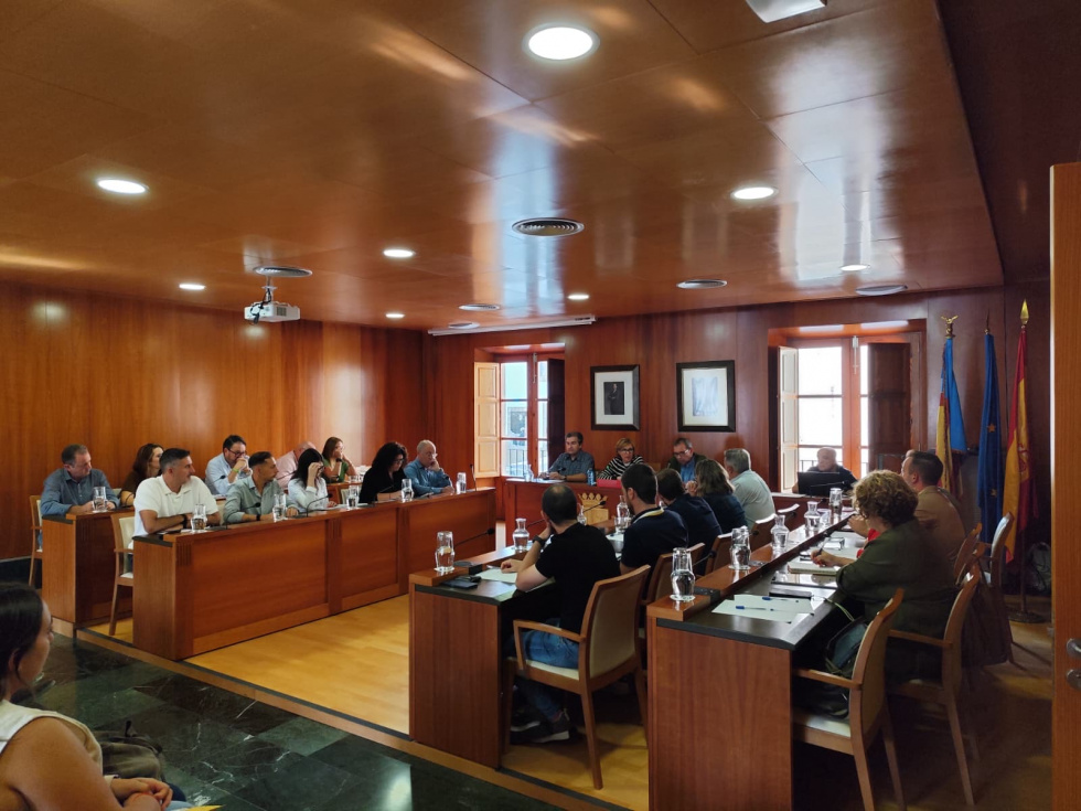 El pleno extraordinario del Ayuntamiento de X&agrave;bia, celebrado este jueves, aprob&oacute; por unanimidad avanzar hacia la gesti&oacute;n directa de la planta desaladora a trav&eacute;s de la empresa municipal AMJASA.