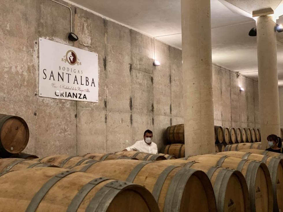 La bodega Santalba se encuentra en Gimileo, a dos kilómetros de Haro (La Rioja)