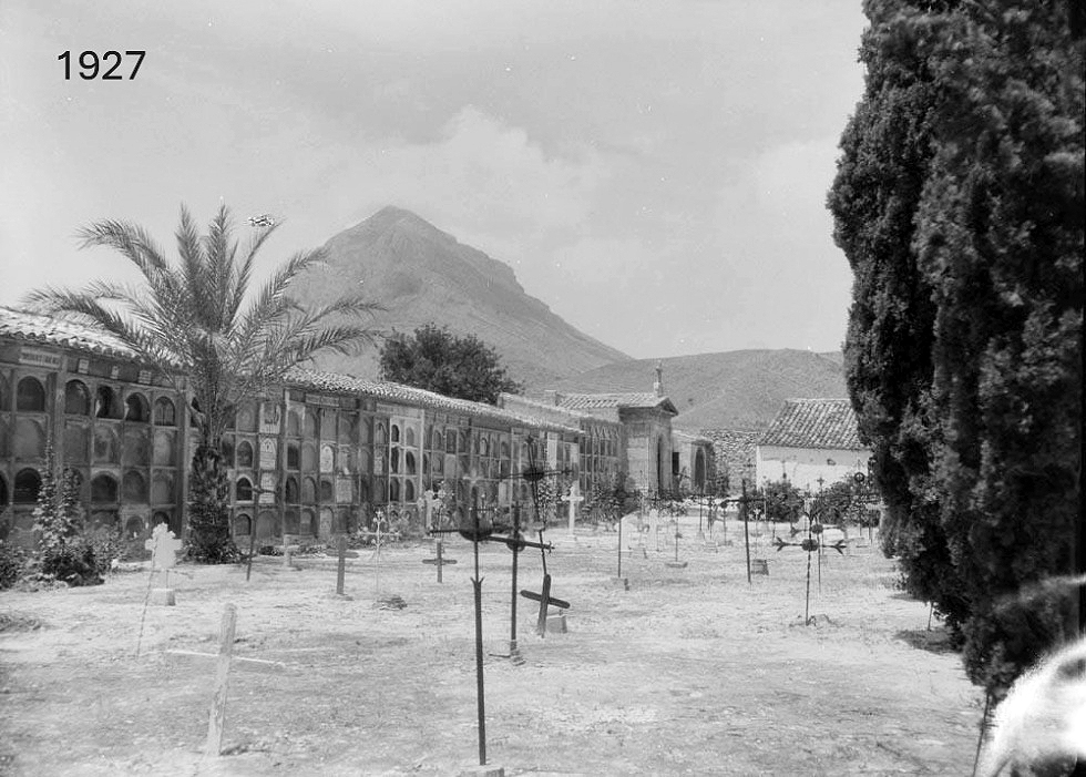 El antiguo cementerio de X&agrave;bia, junto a la ermita de Sant Joan en 1927. Imagen: Museu Soler Blasco.