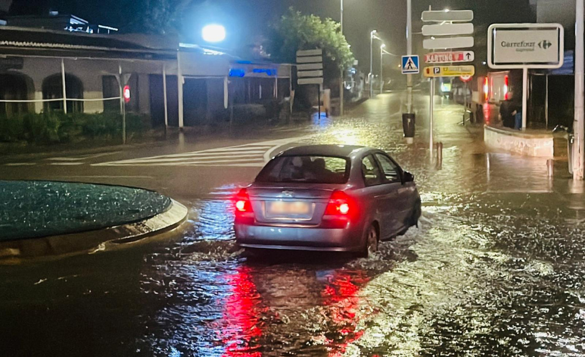 El consistorio pide prudencia a la ciudadan&iacute;a mientras los servicios de emergencia eval&uacute;an los da&ntilde;os causados por las lluvias. Imagen: &Aacute;lvaro Monfort.