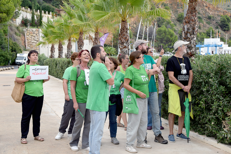 Docentes de Xàbia protestan ante la llegada de Pérez Llorca para reclamar mejoras en la educación pública