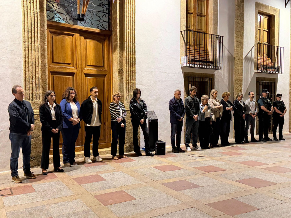 Xàbia guarda un minuto de silencio por las víctimas de la tragedia ferroviaria de Urda