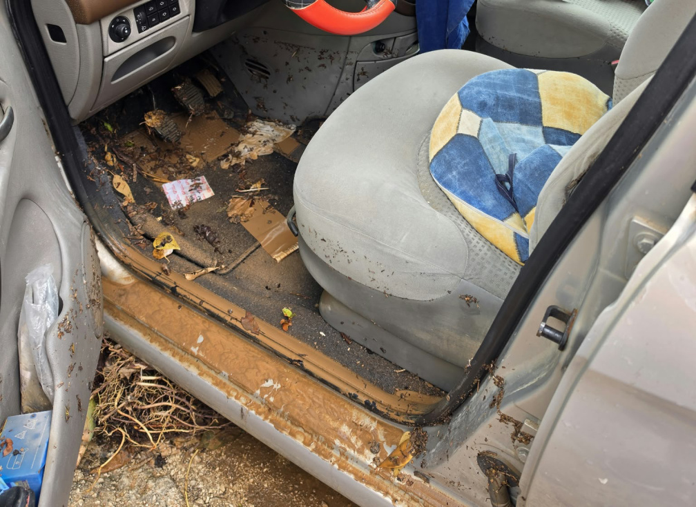 El agua y el barro se acumularon en el interior de un veh&iacute;culo del camping.