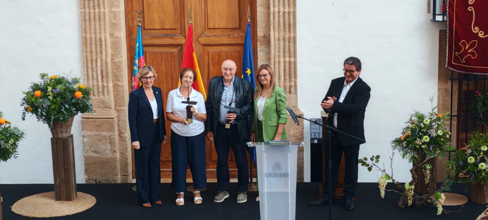 Xàbia premia a Riuraus Vius y Amics de Thiviers por preservar sus raíces y tender puentes con Francia