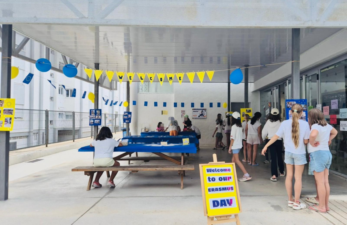 El CEIP Port de X&agrave;bia ha celebrado el Erasmus Day con actividades para compartir las experiencias de sus intercambios escolares con Finlandia y Bulgaria.