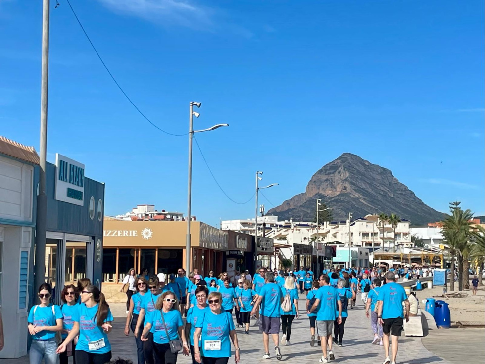 Xàbia se viste de azul contra el cáncer y en solidaridad con las personas que padecen la enfermedad
