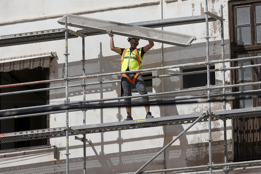 Un obrero de la construcci&oacute;n trabaja en un andamio. Archivo/EFE/Manuel Bruque