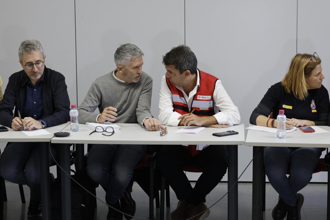 El presidente de la Generalitat, Carlos Maz&oacute;n (d), conversa con el ministro del Interior, Fernando Grande-Marlaska en el Centro de Control de Emergencias EFE/Kai F&ouml;rsterling