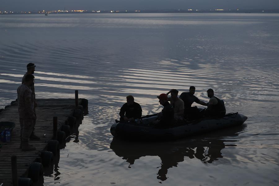 Efectivos de la Armada buscan cad&aacute;veres en la zona de la Albufera. EFE/ J.J.Guillen