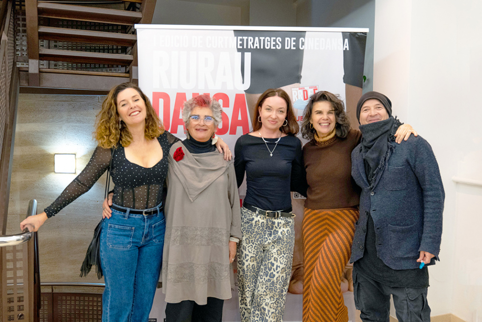 Miembros de la organización con la cineasta Marianna Slobodian en el centro, llegada desde Polonia para presentar su película 'Solitude'.